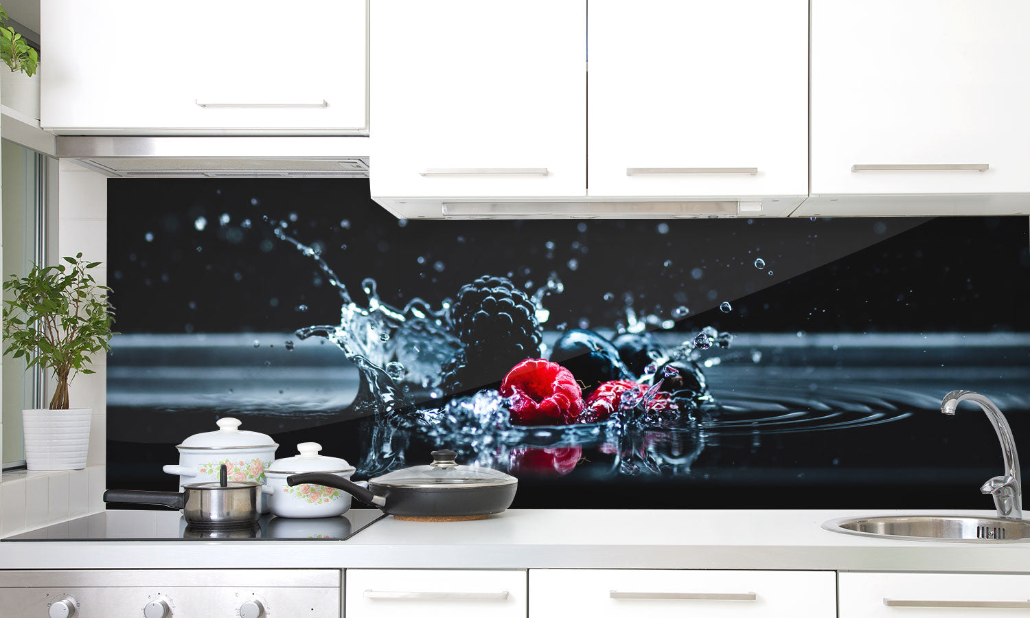Paneli za kuhinje Ripe berries falling in water -  Stakleni / PVC ploče / Pleksiglas -  sa printom za kuhinju, Zidne obloge PKU177