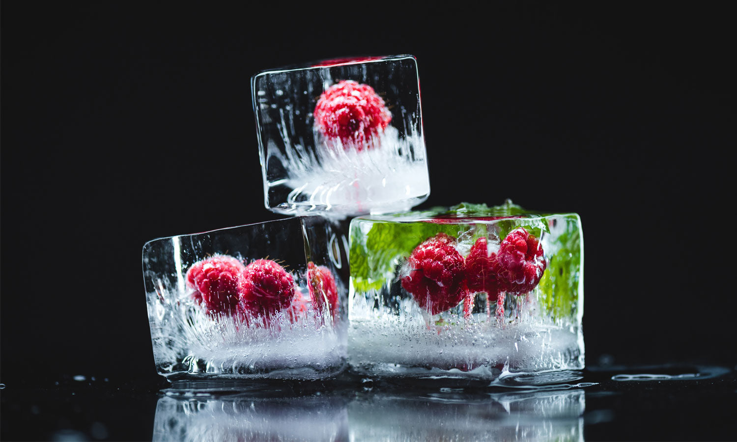 Paneli za kuhinje Raspberries frozen in ice  -  Stakleni / PVC ploče / Pleksiglas -  sa printom za kuhinju, Zidne obloge PKU165
